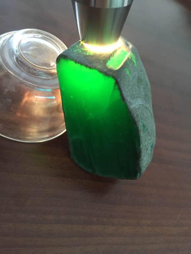 宝马翡翠原石切盘翡翠能盘玩出效果吗-第3张图片-翡翠网 宝马翡翠原石切盘翡翠能盘玩出效果吗-第3张图片-翡翠网