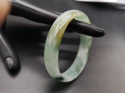 宋代翡翠镯子价格5000千多元的糯种翡翠手镯-第1张图片-翡翠网 宋代翡翠镯子价格5000千多元的糯种翡翠手镯-第1张图片-翡翠网