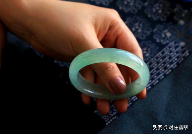 翡翠手镯水养的简单介绍-第7张图片-翡翠网 翡翠手镯水养的简单介绍-第7张图片-翡翠网