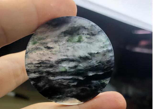 关于乌鸡种翡翠原石的信息-第2张图片-翡翠网 关于乌鸡种翡翠原石的信息-第2张图片-翡翠网