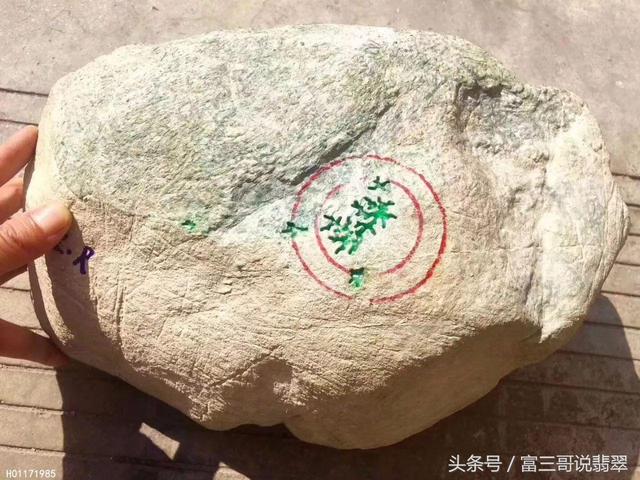 天然翡翠原石图片毛料翡翠原石-第1张图片-翡翠网 天然翡翠原石图片毛料翡翠原石-第1张图片-翡翠网