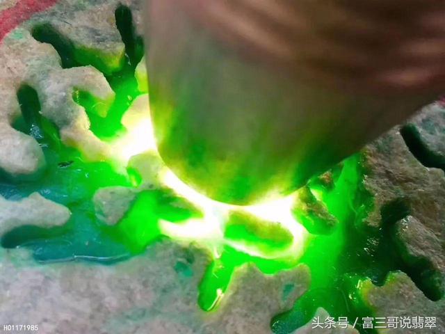 天然翡翠原石图片毛料翡翠原石-第4张图片-翡翠网 天然翡翠原石图片毛料翡翠原石-第4张图片-翡翠网