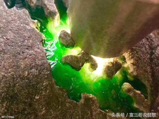 天然翡翠原石图片毛料翡翠原石-第9张图片-翡翠网 天然翡翠原石图片毛料翡翠原石-第9张图片-翡翠网