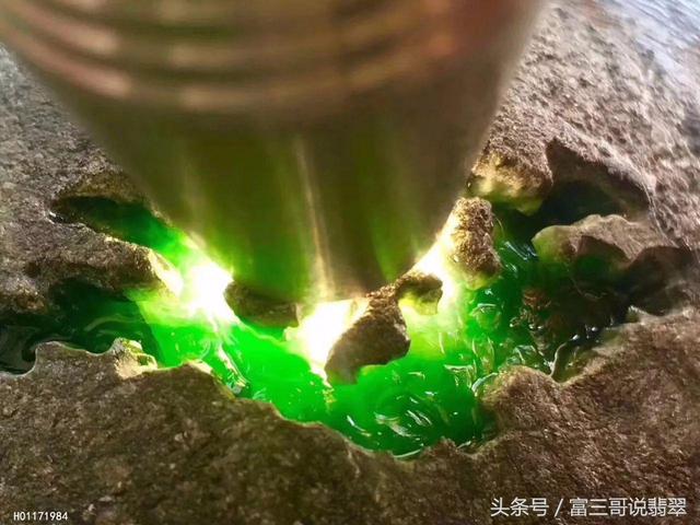 天然翡翠原石图片毛料翡翠原石-第10张图片-翡翠网 天然翡翠原石图片毛料翡翠原石-第10张图片-翡翠网