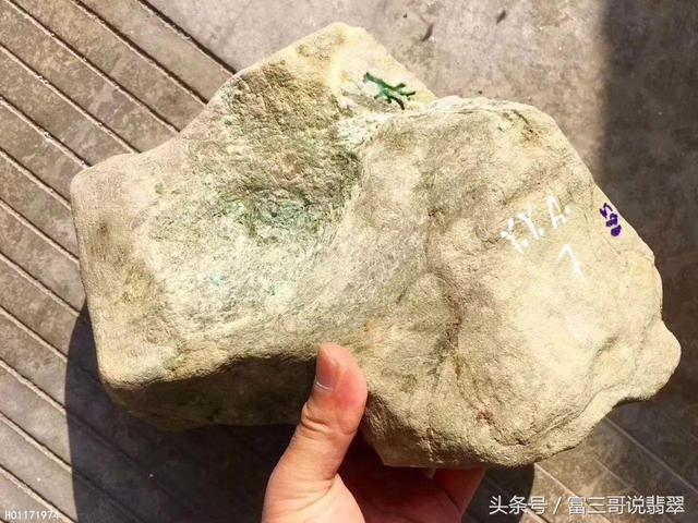 天然翡翠原石图片毛料翡翠原石-第11张图片-翡翠网 天然翡翠原石图片毛料翡翠原石-第11张图片-翡翠网