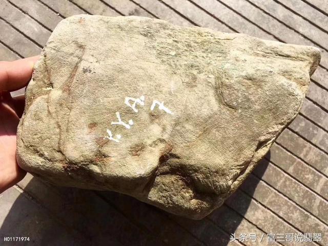 天然翡翠原石图片毛料翡翠原石-第12张图片-翡翠网 天然翡翠原石图片毛料翡翠原石-第12张图片-翡翠网