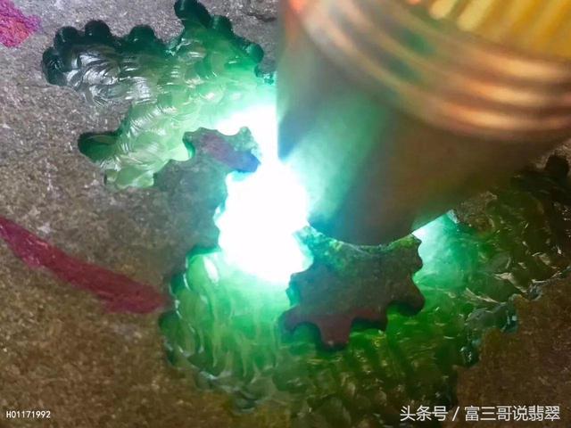 天然翡翠原石图片毛料翡翠原石-第19张图片-翡翠网 天然翡翠原石图片毛料翡翠原石-第19张图片-翡翠网