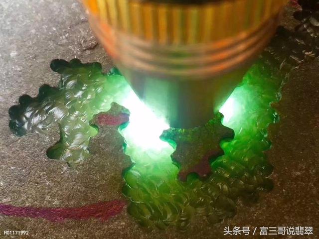 天然翡翠原石图片毛料翡翠原石-第20张图片-翡翠网 天然翡翠原石图片毛料翡翠原石-第20张图片-翡翠网