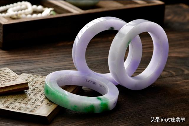 翡翠手镯胳膊白灰白色糯种翡翠手镯-第1张图片-翡翠网