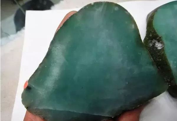 翡翠原石开窗后能涂油吗的简单介绍-第2张图片-翡翠网 翡翠原石开窗后能涂油吗的简单介绍-第2张图片-翡翠网