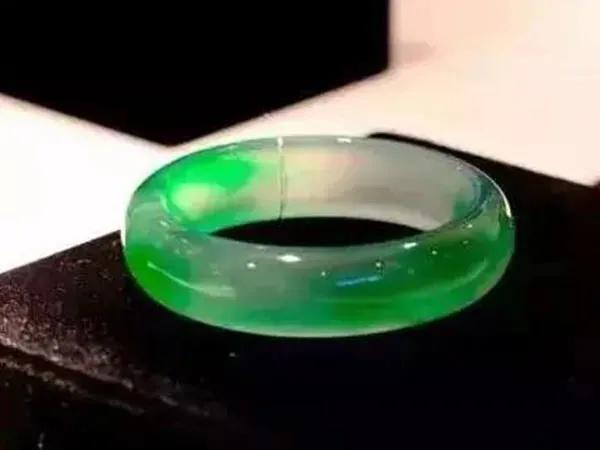 白色玻璃种翡翠原石的简单介绍-第3张图片-翡翠网 白色玻璃种翡翠原石的简单介绍-第3张图片-翡翠网