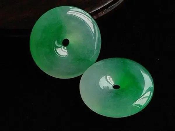 白色玻璃种翡翠原石的简单介绍-第5张图片-翡翠网 白色玻璃种翡翠原石的简单介绍-第5张图片-翡翠网