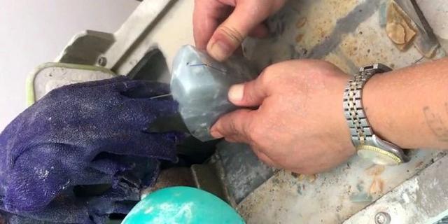 棉多的翡翠原石怎么办的简单介绍-第3张图片-翡翠网 棉多的翡翠原石怎么办的简单介绍-第3张图片-翡翠网