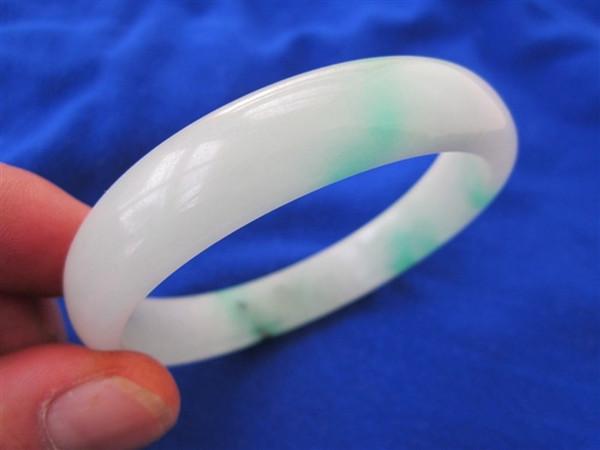 关于独山翡翠手镯价格的信息-第8张图片-翡翠网 关于独山翡翠手镯价格的信息-第8张图片-翡翠网