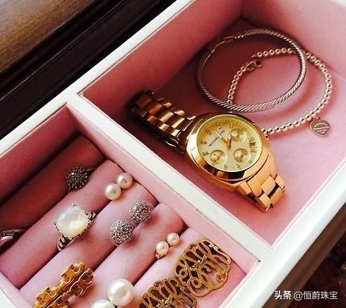 翡翠手镯碰到消毒液酒精喷雾会腐蚀玉镯吗-第1张图片-翡翠网 翡翠手镯碰到消毒液酒精喷雾会腐蚀玉镯吗-第1张图片-翡翠网