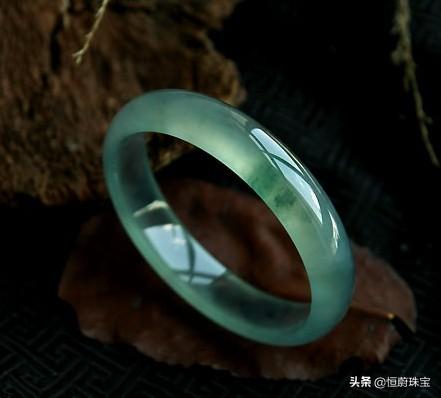 翡翠手镯碰到消毒液酒精喷雾会腐蚀玉镯吗-第4张图片-翡翠网 翡翠手镯碰到消毒液酒精喷雾会腐蚀玉镯吗-第4张图片-翡翠网