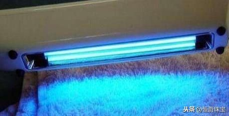 翡翠手镯碰到消毒液酒精喷雾会腐蚀玉镯吗-第7张图片-翡翠网 翡翠手镯碰到消毒液酒精喷雾会腐蚀玉镯吗-第7张图片-翡翠网