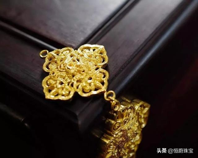 翡翠手镯碰到消毒液酒精喷雾会腐蚀玉镯吗-第9张图片-翡翠网 翡翠手镯碰到消毒液酒精喷雾会腐蚀玉镯吗-第9张图片-翡翠网