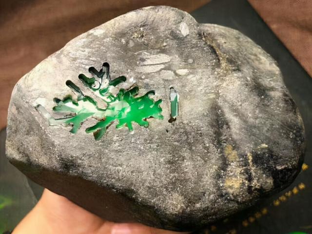 翡翠原石用水泡好吗做翡翠原石和成品哪个好-第2张图片-翡翠网 翡翠原石用水泡好吗做翡翠原石和成品哪个好-第2张图片-翡翠网