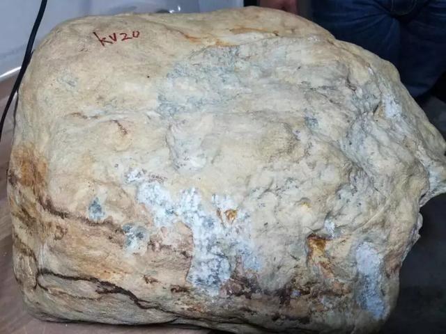 大谷地翡翠原石打灯无表现翡翠原石打灯看教程-第1张图片-翡翠网 大谷地翡翠原石打灯无表现翡翠原石打灯看教程-第1张图片-翡翠网