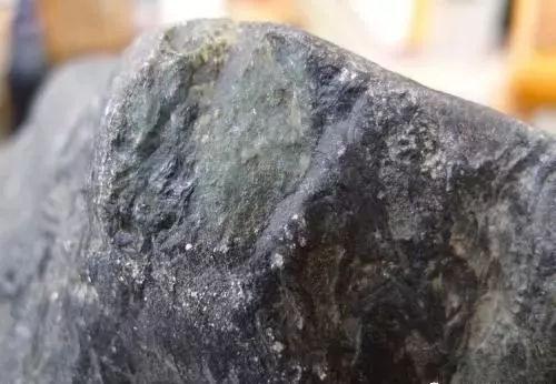 大谷地翡翠原石打灯无表现翡翠原石打灯看教程-第2张图片-翡翠网 大谷地翡翠原石打灯无表现翡翠原石打灯看教程-第2张图片-翡翠网