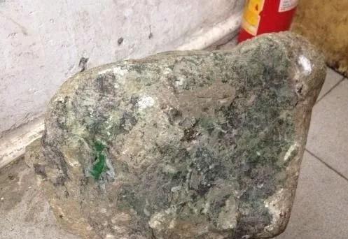 大谷地翡翠原石打灯无表现翡翠原石打灯看教程-第5张图片-翡翠网 大谷地翡翠原石打灯无表现翡翠原石打灯看教程-第5张图片-翡翠网