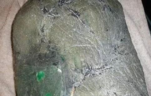 大谷地翡翠原石打灯无表现翡翠原石打灯看教程-第7张图片-翡翠网 大谷地翡翠原石打灯无表现翡翠原石打灯看教程-第7张图片-翡翠网