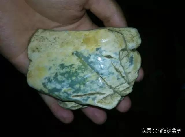 台湾翡翠原石翻沙翡翠原石脱沙打灯没表现-第1张图片-翡翠网 台湾翡翠原石翻沙翡翠原石脱沙打灯没表现-第1张图片-翡翠网