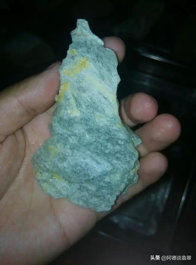 台湾翡翠原石翻沙翡翠原石脱沙打灯没表现-第2张图片-翡翠网 台湾翡翠原石翻沙翡翠原石脱沙打灯没表现-第2张图片-翡翠网