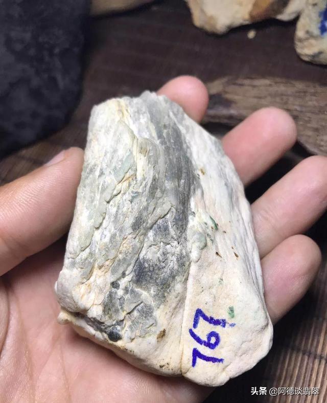 台湾翡翠原石翻沙翡翠原石脱沙打灯没表现-第3张图片-翡翠网 台湾翡翠原石翻沙翡翠原石脱沙打灯没表现-第3张图片-翡翠网