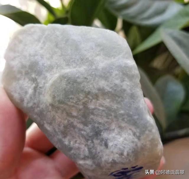 台湾翡翠原石翻沙翡翠原石脱沙打灯没表现-第5张图片-翡翠网 台湾翡翠原石翻沙翡翠原石脱沙打灯没表现-第5张图片-翡翠网