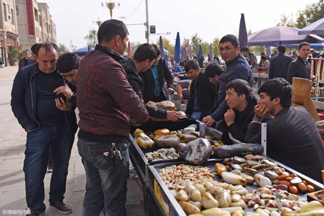 翡翠原石哪里买,翡翠原石摆摊价格-第1张图片-翡翠网 翡翠原石哪里买,翡翠原石摆摊价格-第1张图片-翡翠网