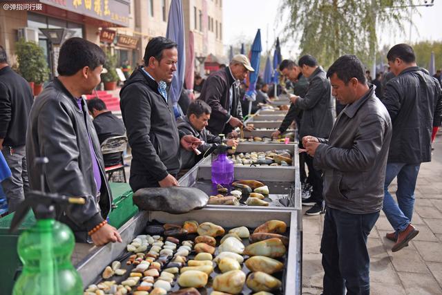 翡翠原石哪里买,翡翠原石摆摊价格-第4张图片-翡翠网 翡翠原石哪里买,翡翠原石摆摊价格-第4张图片-翡翠网