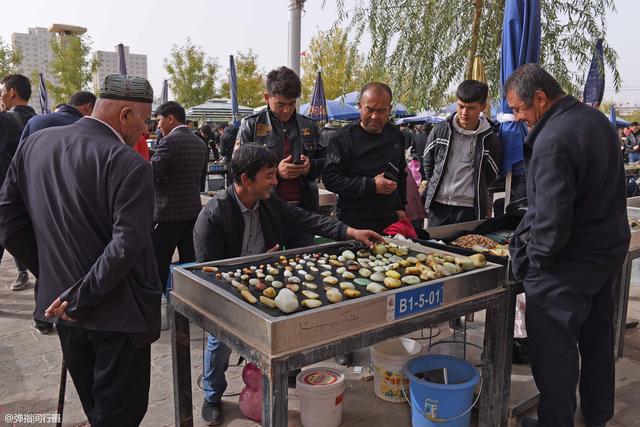 翡翠原石哪里买,翡翠原石摆摊价格-第5张图片-翡翠网 翡翠原石哪里买,翡翠原石摆摊价格-第5张图片-翡翠网