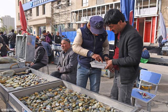 翡翠原石哪里买,翡翠原石摆摊价格-第7张图片-翡翠网 翡翠原石哪里买,翡翠原石摆摊价格-第7张图片-翡翠网