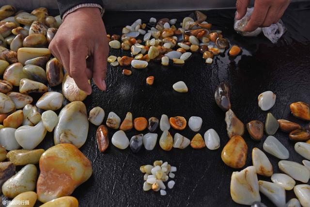 翡翠原石哪里买,翡翠原石摆摊价格-第9张图片-翡翠网 翡翠原石哪里买,翡翠原石摆摊价格-第9张图片-翡翠网