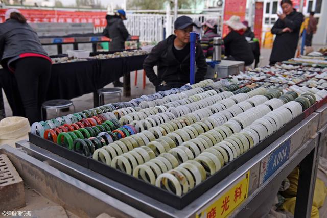 翡翠原石哪里买,翡翠原石摆摊价格-第10张图片-翡翠网 翡翠原石哪里买,翡翠原石摆摊价格-第10张图片-翡翠网