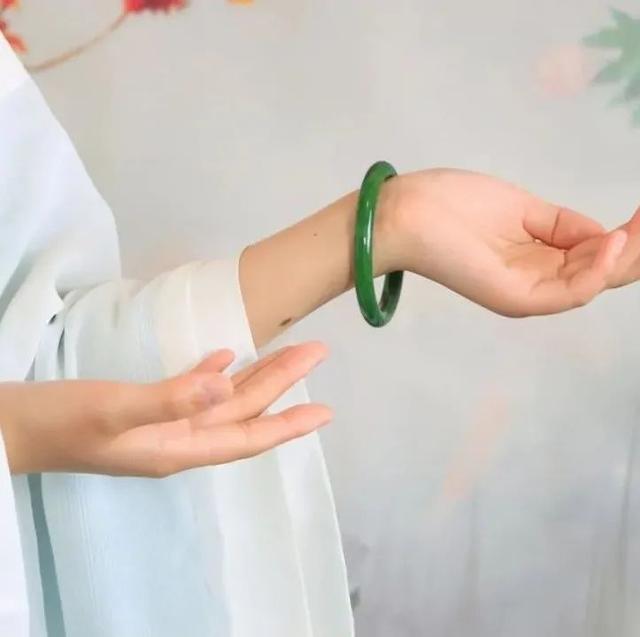 翡翠手镯女款新款的简单介绍-第11张图片-翡翠网 翡翠手镯女款新款的简单介绍-第11张图片-翡翠网