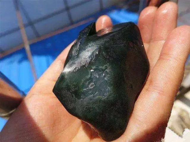 小的翡翠原石能开出什么,超级小的翡翠原石-第1张图片-翡翠网 小的翡翠原石能开出什么,超级小的翡翠原石-第1张图片-翡翠网