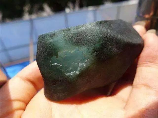 小的翡翠原石能开出什么,超级小的翡翠原石-第2张图片-翡翠网 小的翡翠原石能开出什么,超级小的翡翠原石-第2张图片-翡翠网