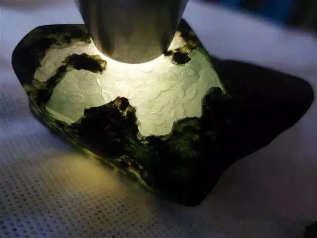 小的翡翠原石能开出什么,超级小的翡翠原石-第3张图片-翡翠网 小的翡翠原石能开出什么,超级小的翡翠原石-第3张图片-翡翠网