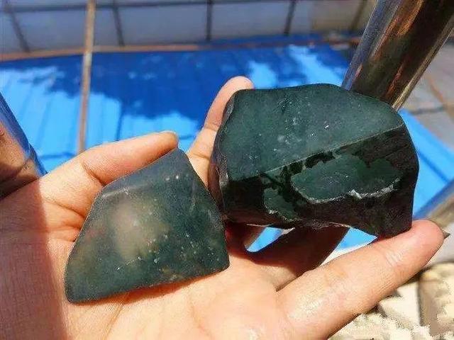 小的翡翠原石能开出什么,超级小的翡翠原石-第4张图片-翡翠网 小的翡翠原石能开出什么,超级小的翡翠原石-第4张图片-翡翠网