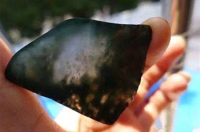 小的翡翠原石能开出什么,超级小的翡翠原石-第5张图片-翡翠网 小的翡翠原石能开出什么,超级小的翡翠原石-第5张图片-翡翠网