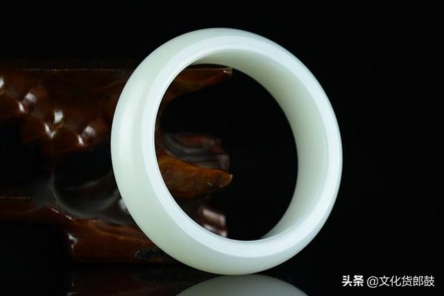 缅甸翡翠手镯怎么样辨别的简单介绍-第2张图片-翡翠网 缅甸翡翠手镯怎么样辨别的简单介绍-第2张图片-翡翠网