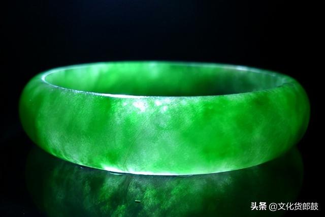 缅甸翡翠手镯怎么样辨别的简单介绍-第7张图片-翡翠网 缅甸翡翠手镯怎么样辨别的简单介绍-第7张图片-翡翠网