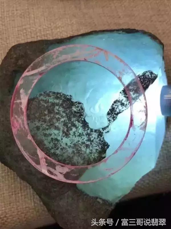 翡翠原石擦皮有什么用的简单介绍-第8张图片-翡翠网 翡翠原石擦皮有什么用的简单介绍-第8张图片-翡翠网