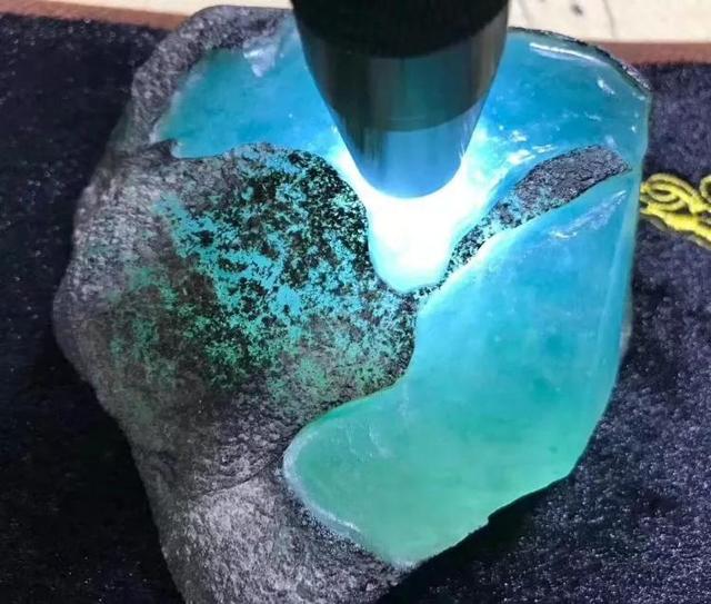 翡翠王朝里的原石好不好翡翠原石什么场口好-第2张图片-翡翠网 翡翠王朝里的原石好不好翡翠原石什么场口好-第2张图片-翡翠网