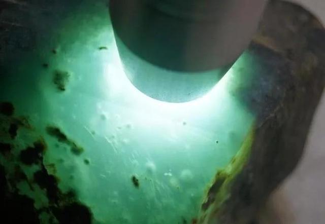 翡翠王朝里的原石好不好翡翠原石什么场口好-第4张图片-翡翠网 翡翠王朝里的原石好不好翡翠原石什么场口好-第4张图片-翡翠网