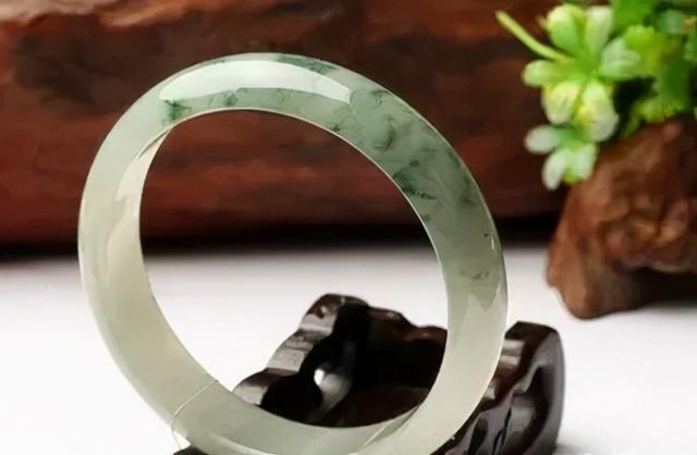 糯冰飘花手镯价值高吗,冰糯种飘花翡翠手镯的价格-第1张图片-翡翠网 糯冰飘花手镯价值高吗,冰糯种飘花翡翠手镯的价格-第1张图片-翡翠网