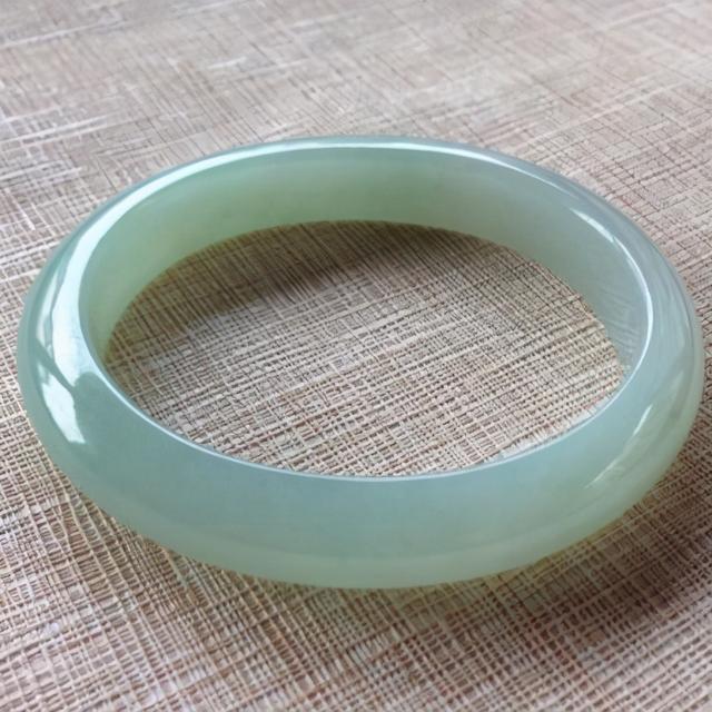 翡翠手镯戴了有什么作用我的翡翠手镯戴活了了-第1张图片-翡翠网 翡翠手镯戴了有什么作用我的翡翠手镯戴活了了-第1张图片-翡翠网